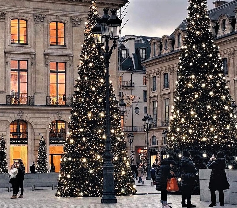 چندین درخت کریسمس در میدانی در پاریس