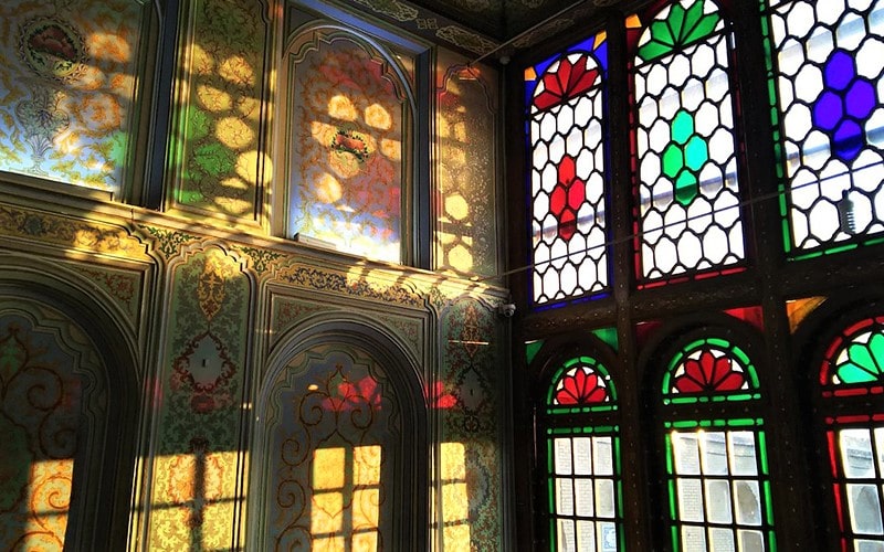 پنجره‌های با شیشه رنگی در باغ نارنجستان قوام، منبع عکس: tripadvisor.com، عکاس: lalomanu