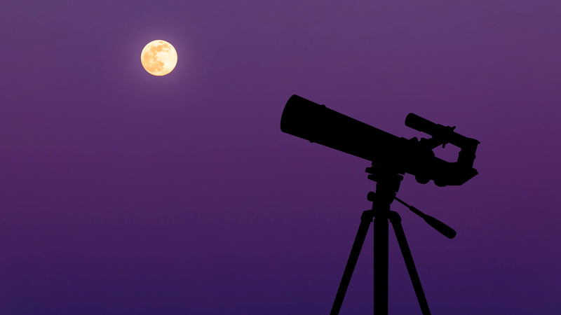 تلسکوپ رو به ماه در حالت خسوف، رو به منظره آسمان، منبع عکس: سایت space.com، عکاس نامشخص