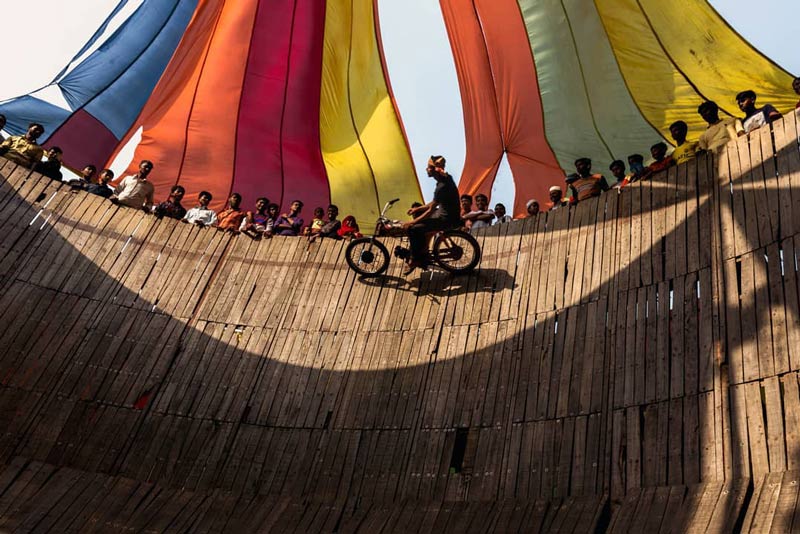 عبور موتور در میان دیوار مرگ در بنگلادش