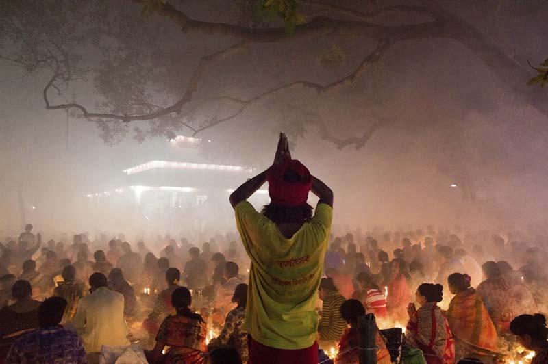 مرد بنگلادشی در حال انجام یک مراسم سنتی مذهبی