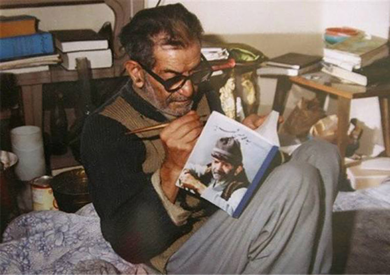 شهریار در میان کتاب ها و آثار خود؛ منبع عکس: روزیاتو؛ عکاس: نامشخص