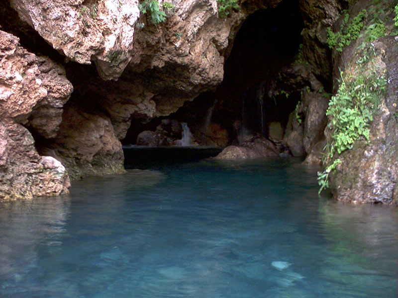 غار آبی ارتکند؛ منبع عکس: گوگل مپ؛ عکاس: حمیدرضا شریعتی