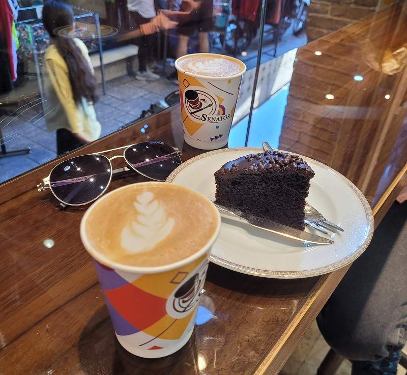 کافی شاپ و قهوه و کیک در مروی؛ منبع عکس: گوگل مپ؛ عکاس: kazem ghalenoei