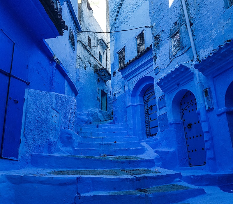 کوچه‌ای آبی رنگ در شفشاون مراکش، منبع عکس: unsplash.com، عکاس: Mohammed lak