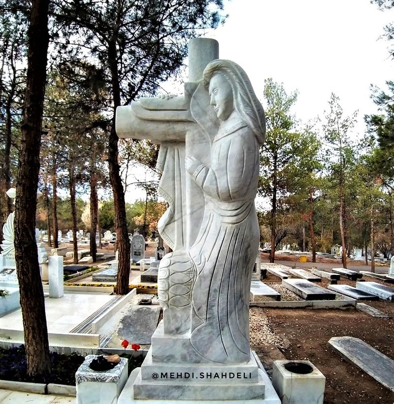 مجسمه سنگی در قبرستان ارامنه اصفهان، منبع عکس: اینستاگرام mehdi.shahdeli@، عکاس: مهدی شاه‌دلی