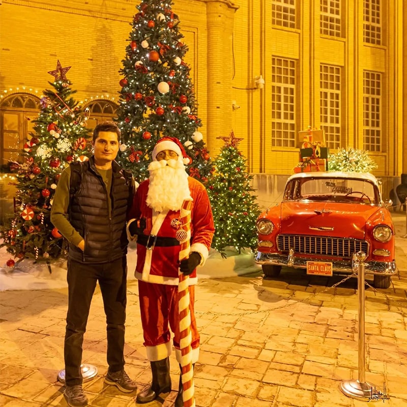 بابانوئل و درخت کریسمس در کلیسای وانک، منبع عکس: اینستاگرام alijanlou.amin@، عکاس: امین علیجانلو