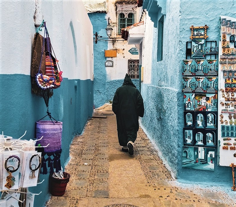 نصب صنایع دستی روی دیوارهای شهر شفشاون مراکش، منبع عکس: unsplash.com، عکاس: zakariae.daoui