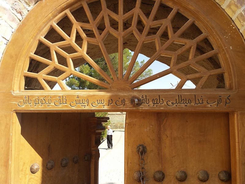 شعر حک شده روی در ورودی در آرامگاه ابوسعید ابوالخیر مهنه؛ منبع عکس: گوگل مپ؛ عکاس: مصطفی موسوی