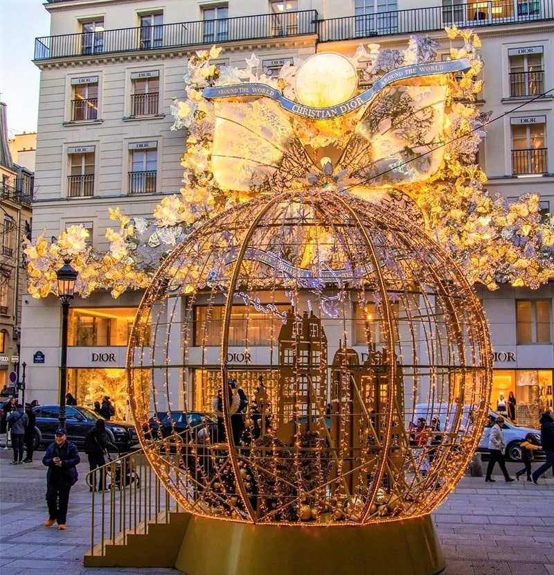 کره فلزی و پروانه چراغانی در پاریس