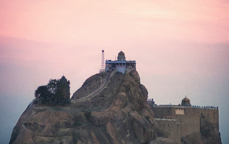 معبدی روی صخره ای بلند در هند