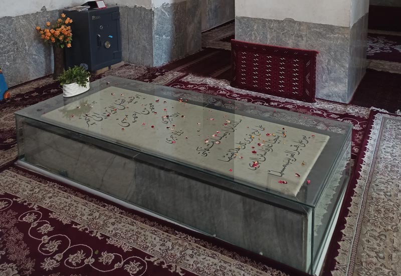سنگ قبر آرامگاه ابوسعید ابوالخیر مهنه؛ منبع عکس: گوگل مپ؛ عکاس: Mokhtar Garmehi