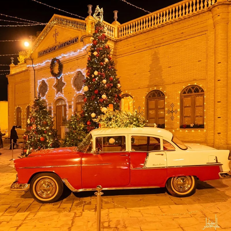 ماشین قرمز در کنار درخت کریسمس در کلیسای وانک، منبع عکس: اینستاگرام alijanlou.amin@، عکاس: امین علیجانلو