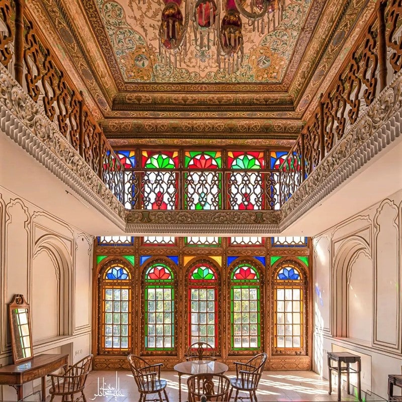اتاقی با شیشه‌های رنگی در باغ نارنجستان قوام شیراز، منبع عکس: اینستاگرام alijanlou.amin@، عکاس: امین علیجانلو