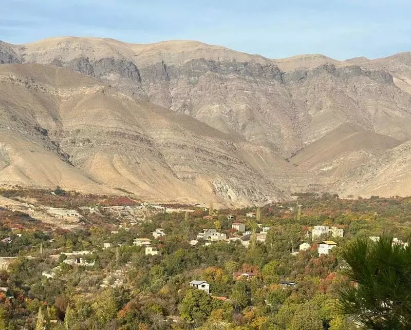 طبیعت پاییزی روستای کندر در دامنه کوهستان از نمای دور، منبع عکس: صفحه اینستاگرام gardesh_land17، عکاس نامشخص