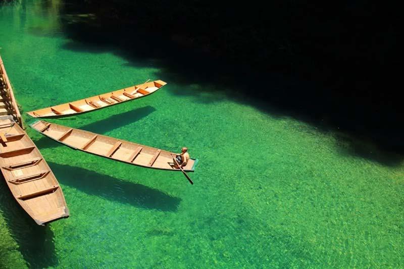 سه قایق مسافربری روی دریاچه