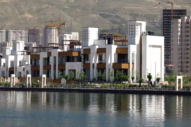 نمایی از ساختمان های باملند تهران از چشم انداز دریاچه چیتگر، منبع عکس: سایت vizit iran on X، عکاس نامشخص