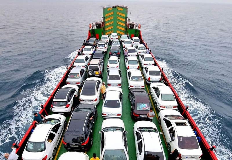 خودروها بر لندیگراف در مسیر دریایی خلیج فارس به سمت جزیره کیش از نمای بالا، منبع عکس: سایت بدو کیش، عکاس نامشخص
