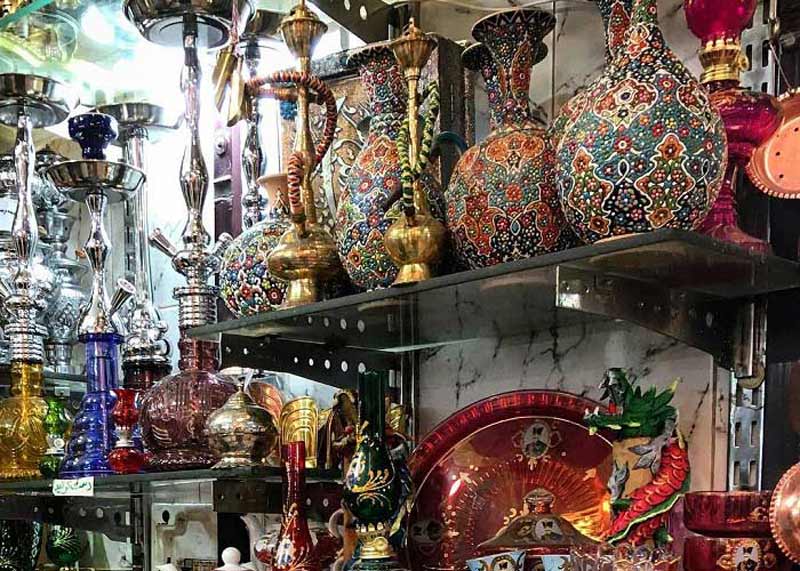 فروشگاه صنایع دستی در بازار سنتی تجریش، منبع عکس: سایت iran tourismer، عکاس نامشخص