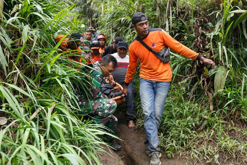 حمل جسد قربانیان فوران کوه ماراپی در غرب سوماترا اندونزی توسط امدادگران؛ منبع عکس: Getty Images؛ عکاس: Fairuz Syaugi