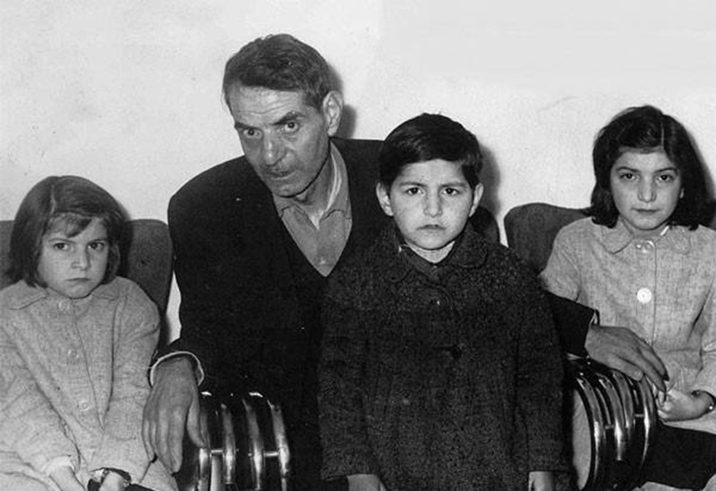 شهریار در کنار خانواده؛ منبع عکس: نمناک؛ عکاس: نامشخص
