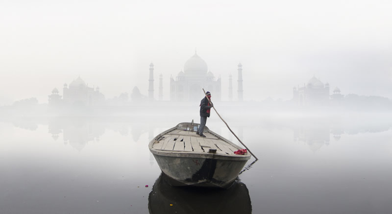 قایقی روی آب در هند