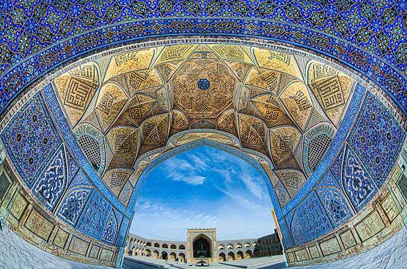 معماری داخلی سقف مسجد جامع عتیق در اصفهان