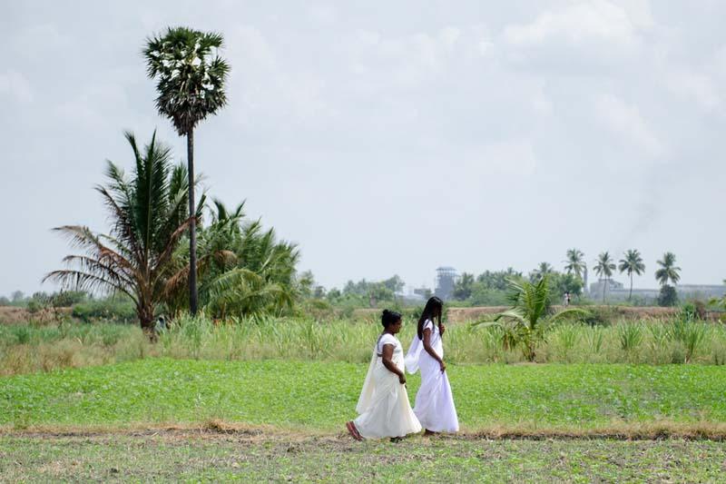 دو زن با لباس سفید در هند
