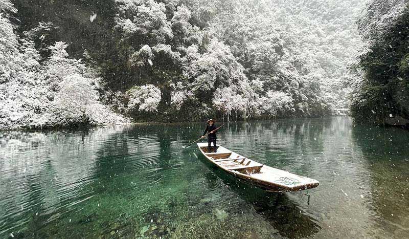 قایقی در رودخانه برفی دره پینگشان چین 