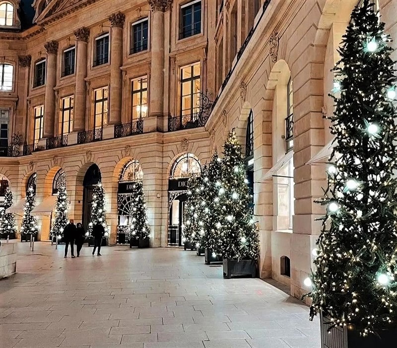 درختان کریسمس جلوی ساختمانی در پاریس