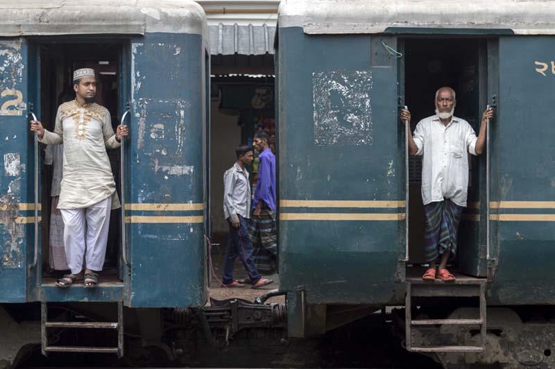 مردان بنگلادشی در قطار