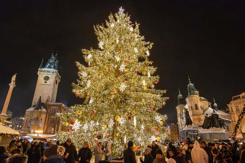 درخت کریسمس و بازار سنتی کریسمس در میدان قدیمی شهر پراگ در جمهوری چک؛ منبع عکس: Getty Images؛ عکاس: Tomas Tkacik