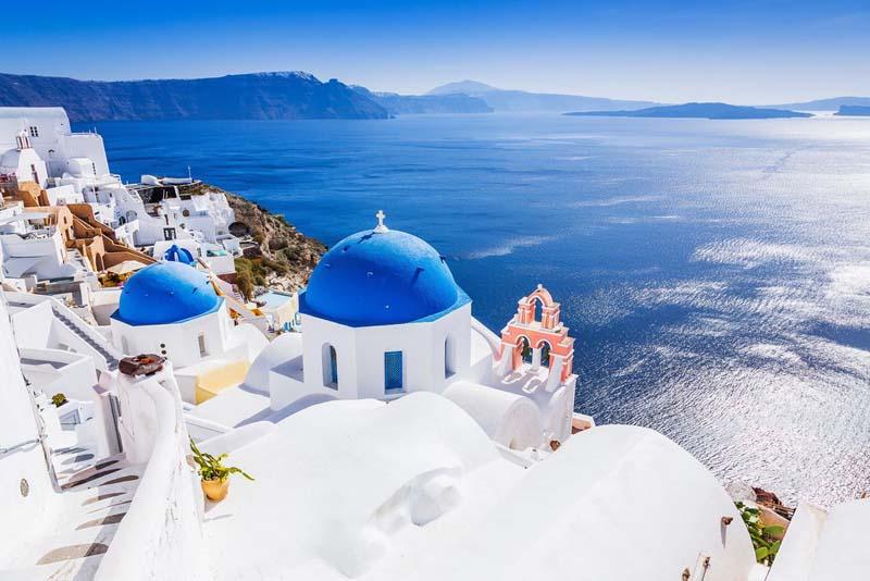 سازه‌ای با گنبد آبی در جزیره سانتورینی یونان