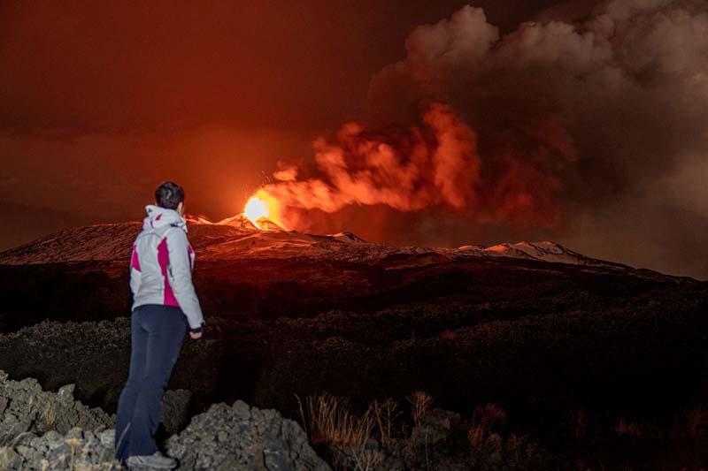 تماشای کوه اتنا (Etna)، فعال ترین آتشفشان اروپا؛ منبع عکس: REUTERS؛ عکاس: Giuseppe Distefano