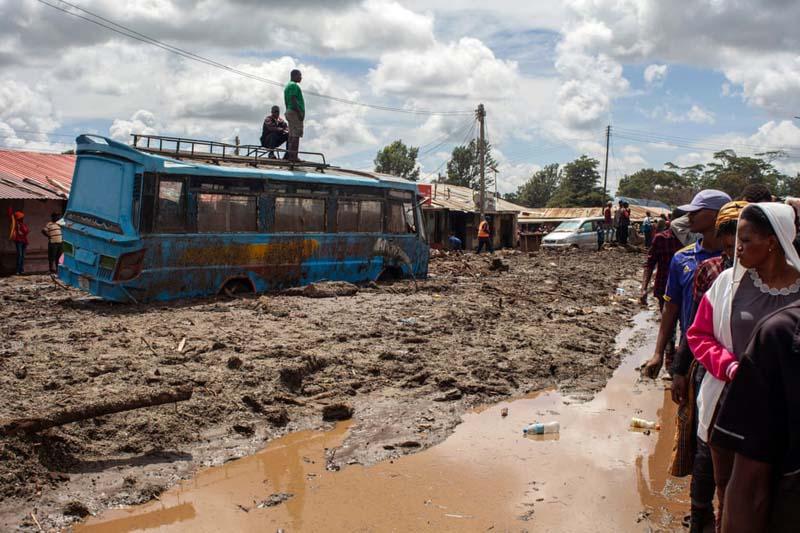 خیابان پوشیده از گل و لای و خسارت دیده در پی رانش زمین و سیل ناشی از بارندگی شدید در تانزانیا؛ منبع عکس: Getty Images؛ عکاس: Ebby Shaban