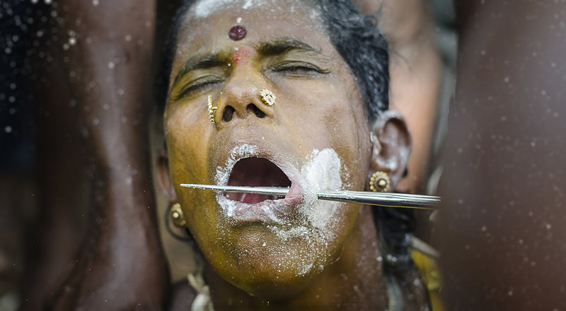 سوراخ کردن گوشه لب در هند