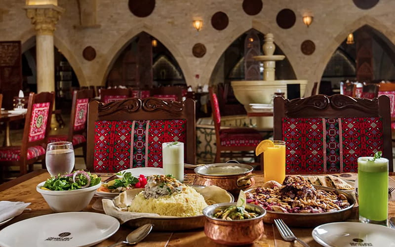 میز غذا در رستوران ارض کنعان در روستای فرهنگی کاتارا، منبع عکس: doha.directory، عکاس: ناشناس