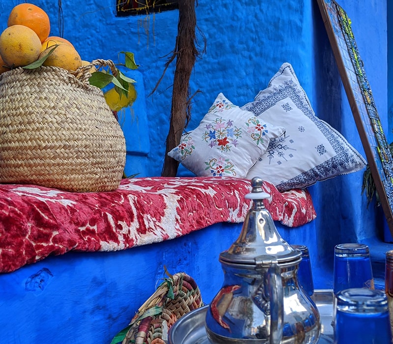 سینی چای و پرتقال در شفشاون مراکش، منبع عکس: unsplash.com، عکاس: Jaida Stewart