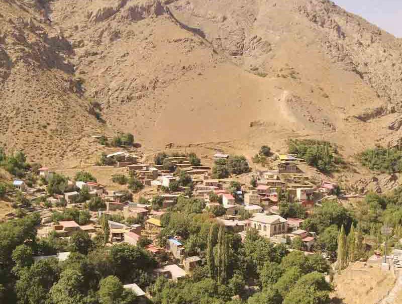 روستای نوجان جاده چالوس محصور میان کوه های بلند کوهستانی، منبع عکس: همشهری امروز، عکاس نامشخص