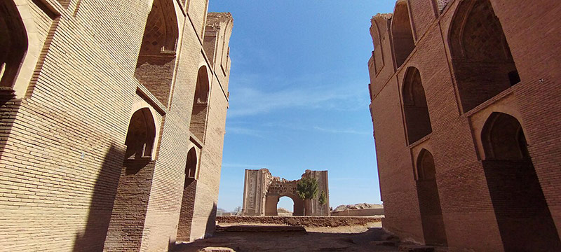 طاق های مسجد ملک زوزن در فاصله ۴۸ متری از یکدیگر؛ منبع عکس: ویکی مدیا؛ عکاس: Mr.farkhonde47