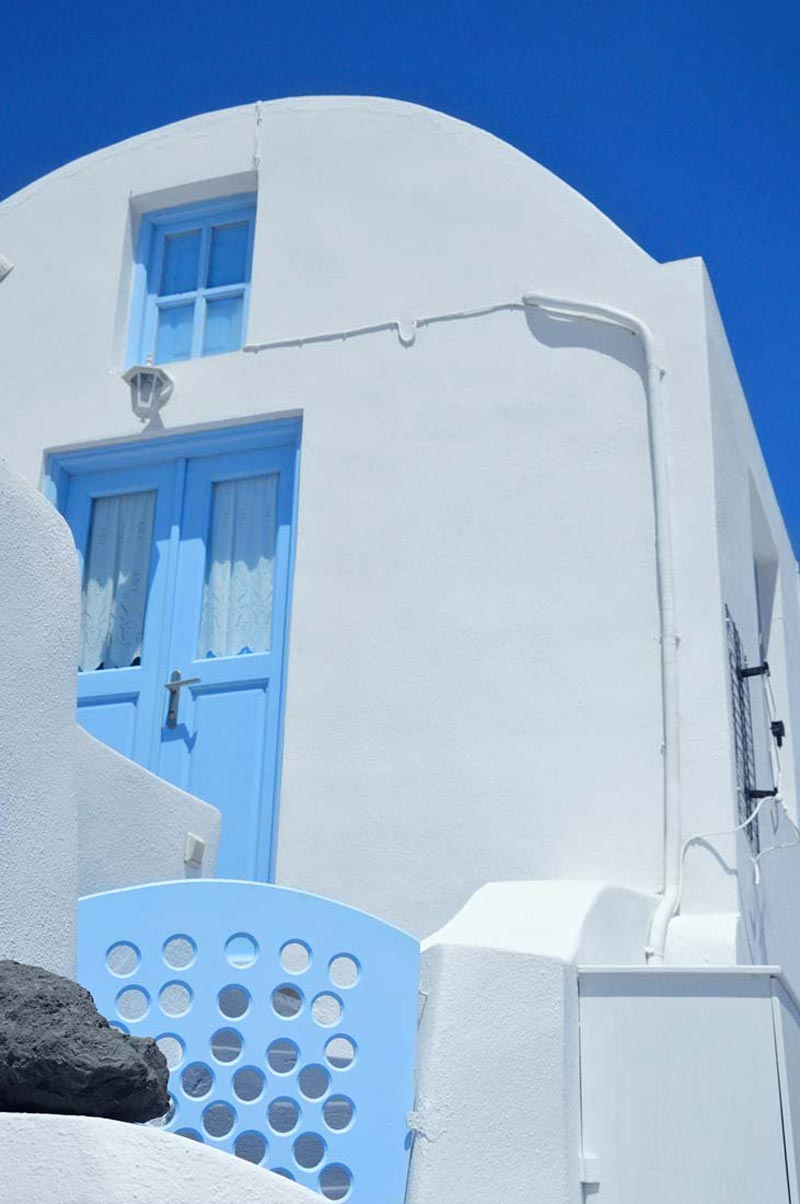 ساختمانی با درب و پنجره آبی رنگ