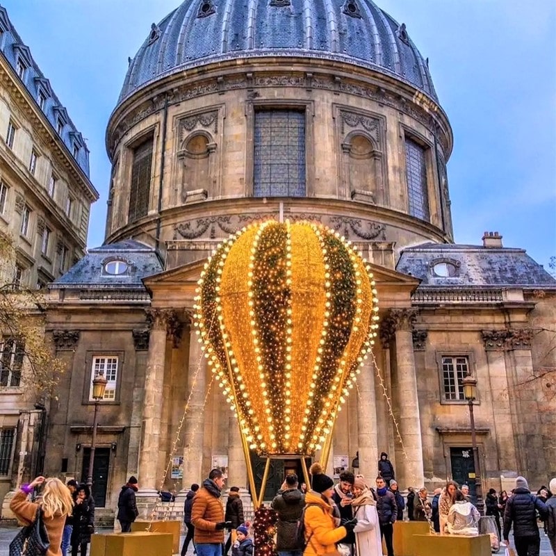 بالون کریسمس جلوی ساختمانی تاریخی در پاریس