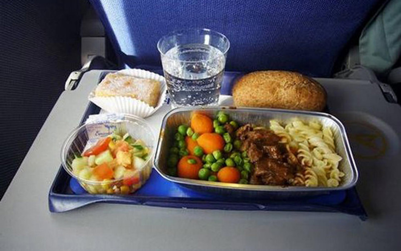 سرو پاستا به‌عنوان غذای هواپیما
