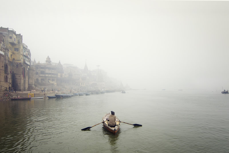 قایقی در رودخانه مه آلود