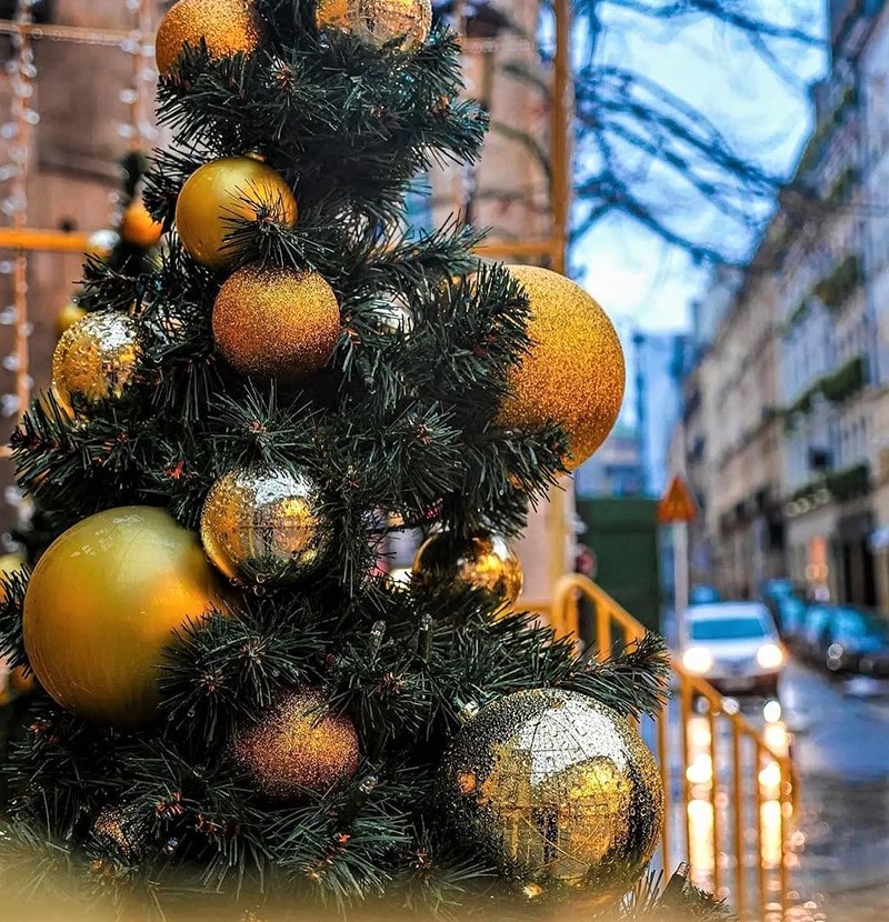 تزیینات درخت کریسمس در خیابانی در پاریس