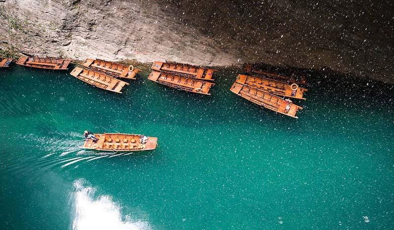 قایق‌ها در رودخانه دره پینگشان چین 
