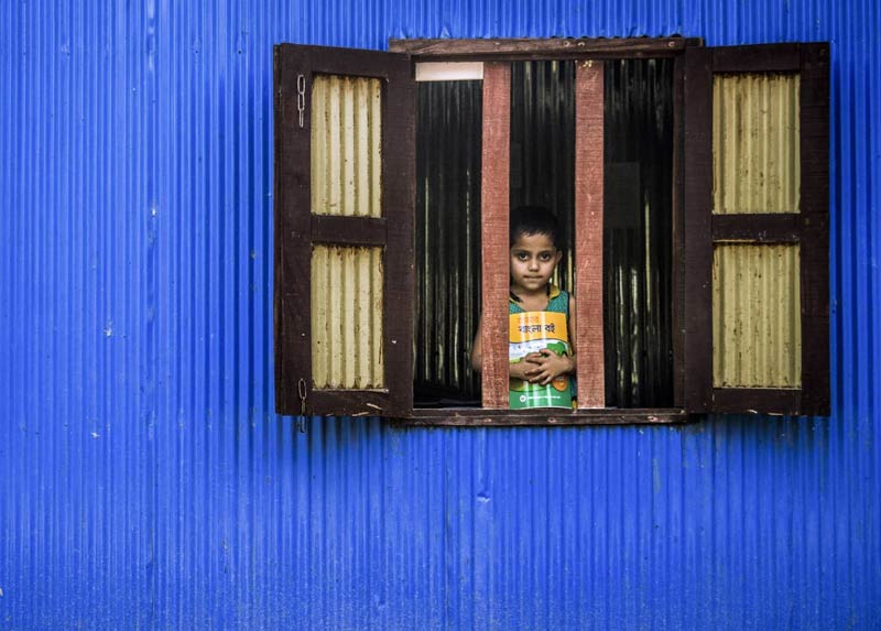 کودکی در میان قاب پنجره در بنگلادش