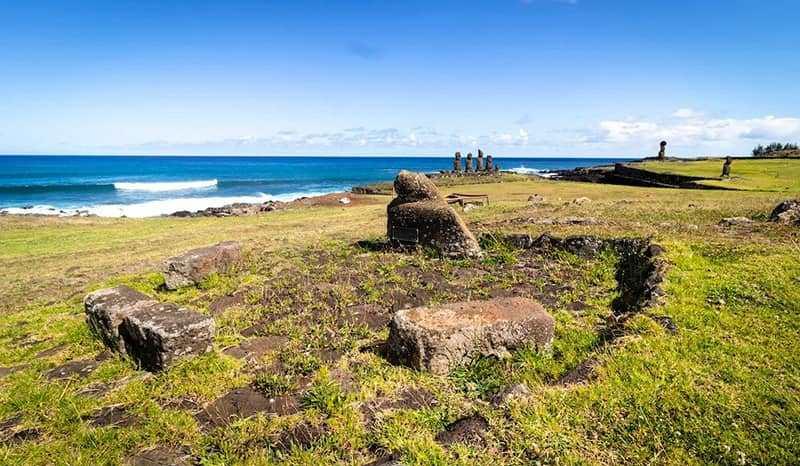 بقایای آثار سنگی در ساحل جزیره ایستر