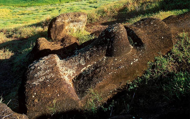 مجسمه ای تاریخی روی زمین در جزیره ایستر
