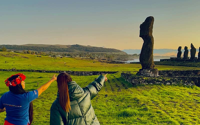 گردشگران در حال تماشای مجسمه ها در جزیره ایستر